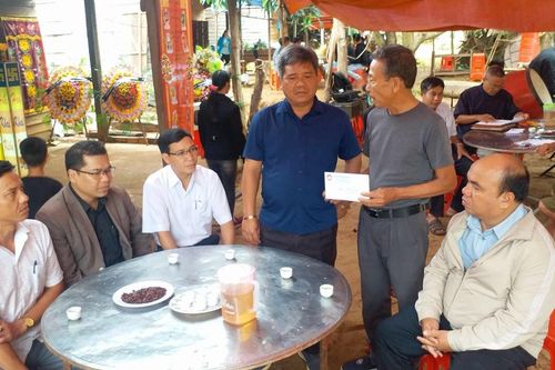 Chủ tịch Ủy ban MTTQ Việt Nam tỉnh Gia Lai thăm hỏi, động viên gia đình nạn nhân bị nước lũ cuốn trôi