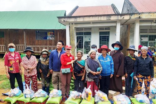 Tặng quà cho người nghèo, học sinh khó khăn huyện Phú Thiện và Kbang