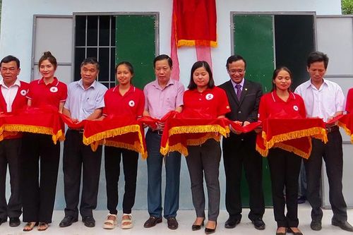Bàn giao 2 căn nhà nhân đạo cho người nghèo huyện Khánh Sơn