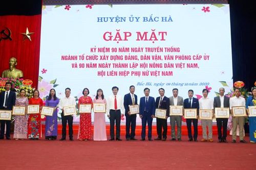 Bắc Hà gặp mặt kỷ niệm 90 năm ngày truyền thống ngành Tổ chức xây dựng Đảng