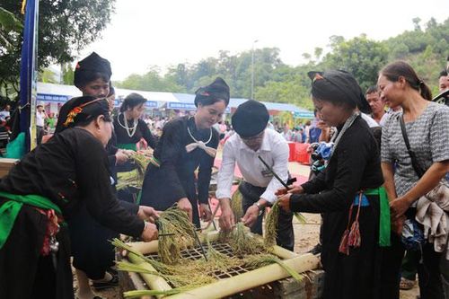 Đặc sắc lễ hội cốm Việt Tiến