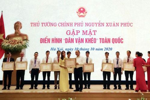 Hội LH Phụ nữ xã Đạ Lây nhận bằng khen Thủ tướng về công tác dân vận