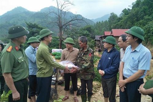 Bí thư Tỉnh ủy Lê Quang Tùng thăm, kiểm tra tình hình thiệt hại do mưa lũ tại huyện Hướng Hóa, Đakrông
