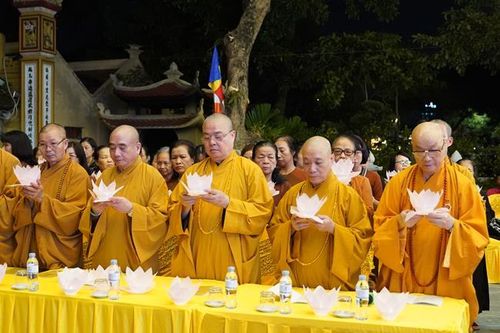 Hoa đăng cầu quốc thái dân an tại chùa Trấn Quốc
