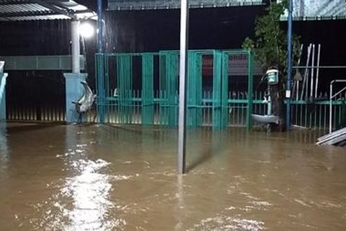 Lũ lên lại, người dân thức trắng đêm ứng phó