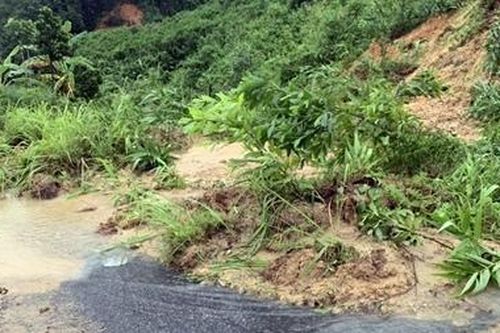 Nhiều tuyến đường tại Quảng Nam bị sạt lở gây ách tắc do mưa lũ