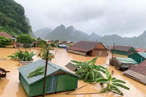 Vượt lũ đưa lương thực, nước sạch đến với người dân