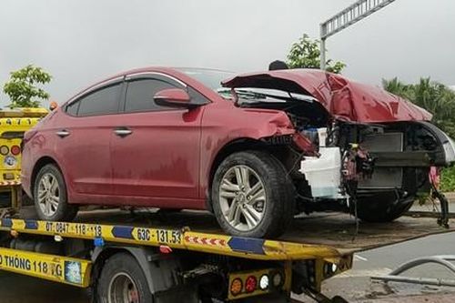 Xế hộp tông xe máy rồi đâm sập trụ đèn, tài xế thoát chết