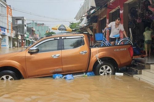 Dân vùng 'rốn lũ' Quảng Nam hối hả dọn đồ chạy lũ