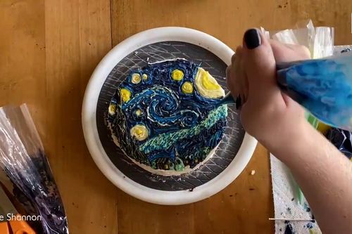 Nữ họa sĩ vẽ tranh Van Gogh lên bánh kem
