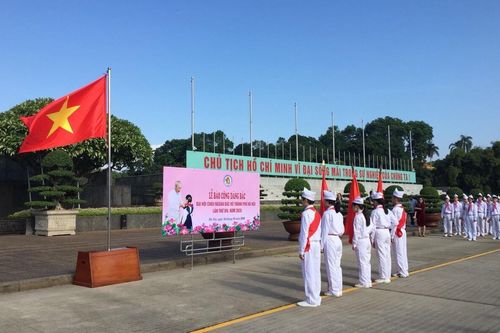 Thiếu nhi Thủ đô báo công dâng Bác