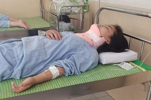 Phẫn nộ clip nữ sinh lớp 8 ở Hà Nội bị bạn đánh đến chấn thương cột sống, ai nấy rùng mình với lý do được đưa ra sau đó