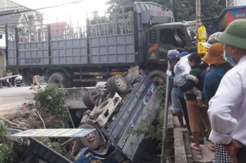 Xe tải bị đâm lật dưới kênh, tài xế tử vong