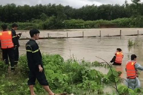 Hàng chục cán bộ chiến sĩ đội mưa tìm kiếm người dân bị nước lũ cuốn trôi ở Đà Nẵng