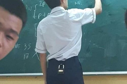 Nam sinh lên bảng làm bài, cả lớp ở phía dưới được trận cười vì 'vật thể lạ' ở cạp quần