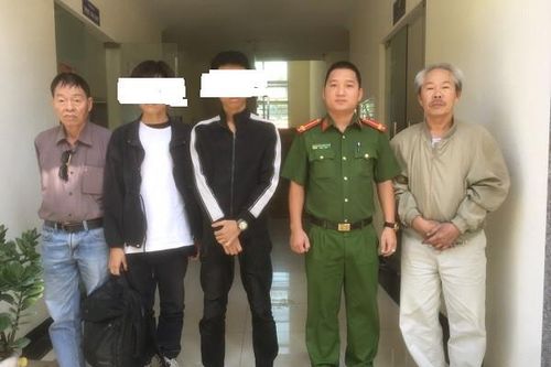 Giúp đỡ 2 thiếu niên hoàn cảnh éo le, bỏ nhà đi cả tuần trời