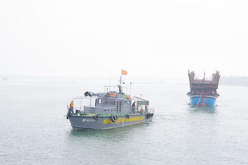 Quảng Nam: Tàu chìm khi neo đậu nghi 2 cha con bị mất tích