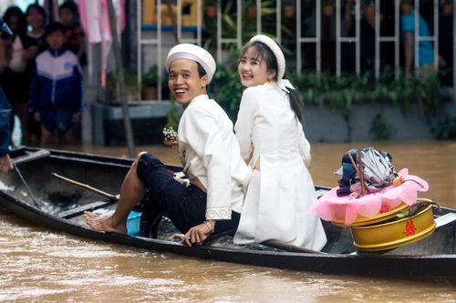 Cô dâu, chú rể ngồi thuyền trong lễ cưới ngày ngập lụt