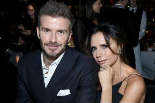 Victoria Beckham bị chê vì đeo thắt lưng giống chân gà