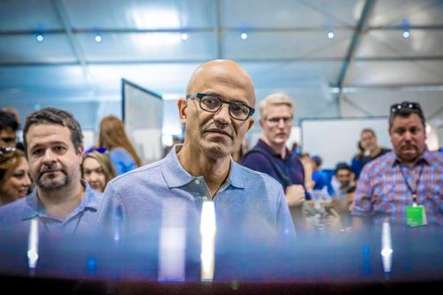 CEO Microsoft ngủ gật khi làm việc tại nhà