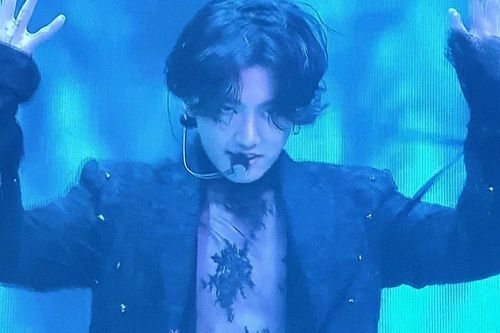 Jung Kook (BTS) mặc áo ren nữ tính