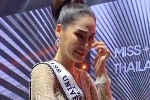 Á hậu Thái Lan quỳ lạy khán giả