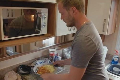 Rich kid xấu hổ vì không biết dùng lò vi sóng