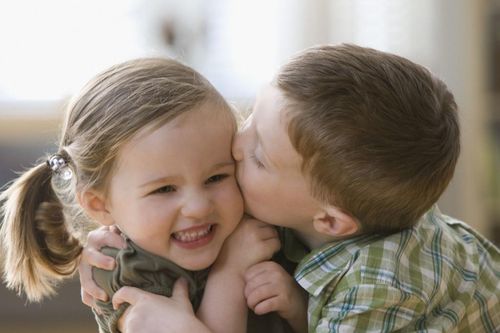 3 điều cần tránh khi giải thích về 'chuyện ấy' cho trẻ