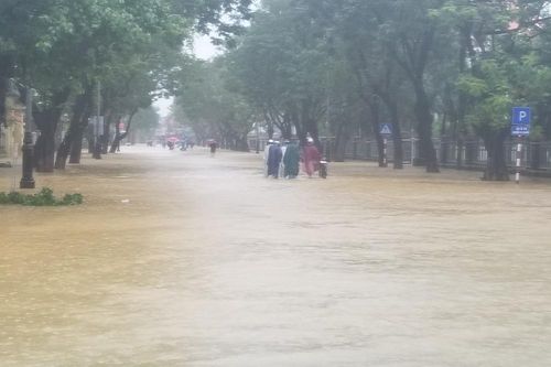 Mưa lớn kéo dài, nhiều khu vực tại Thừa Thiên Huế vẫn bị cô lập