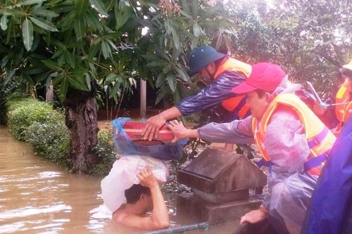 Hỗ trợ người dân bị ngập lũ vượt qua khó khăn