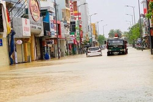 Nước lũ liên tục dâng cao tại Thừa Thiên - Huế