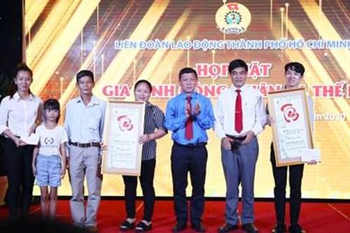Tuyên dương 21 'Gia đình công nhân ba thế hệ'