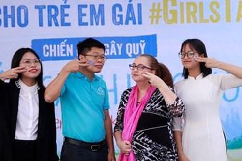 Giám đốc Quốc gia tổ chức Plan International và Tổng biên tập Ehomebooks trao quyền cho trẻ em gái
