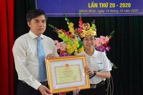 Tặng bằng khen cho 4 học sinh thi Đường lên đỉnh Olympia