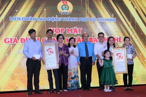 Tuyên dương 21 gia đình công nhân ba thế hệ tiêu biểu