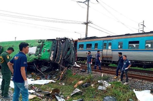 Thái Lan: Tàu hỏa lao vào xe buýt, ít nhất 50 người thương vong