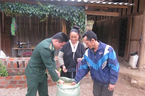 'Bà đỡ' giúp nông dân khu vực biên giới thoát nghèo