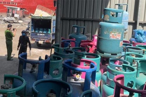 Đột xuất kiểm tra cảng Lê Quốc, phát hiện xưởng sang chiết nạp gas trái phép quy mô lớn