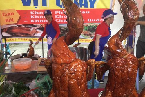 Độc đáo cuộc thi vịt quay Thất Khê