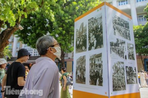 Ngắm nhìn 'Hà Nội xưa' bên hồ Hoàn Kiếm