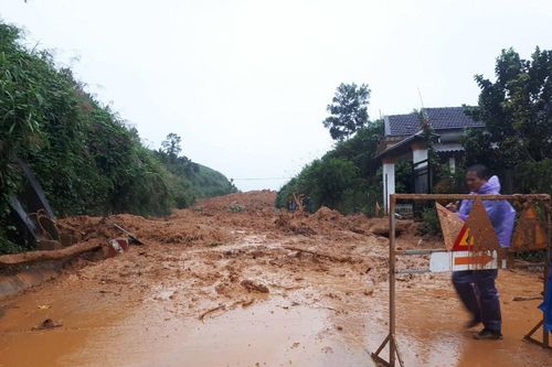 Ảnh hưởng bão số 6: Sạt lở núi chia cắt nhiều tuyến đường, Quảng Ngãi thiệt hại nặng