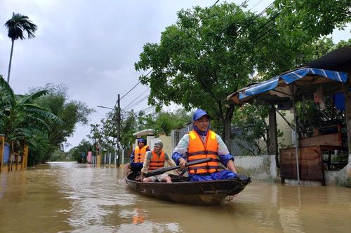 Ngập sâu cả mét, nhiều người Đà Nẵng lội nước, chèo thuyền cả km để đi chợ