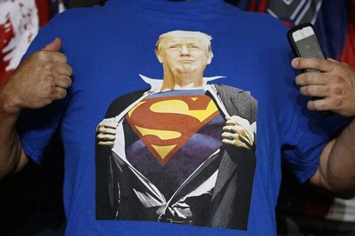 Báo Mỹ: Ông Trump từng định mặc áo siêu nhân khi xuất viện