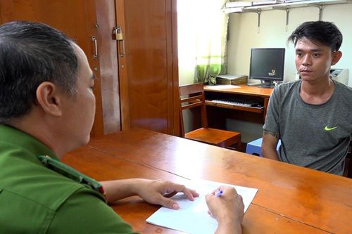 Nhớ người yêu cũ xách súng đến nhà bắn hai phát