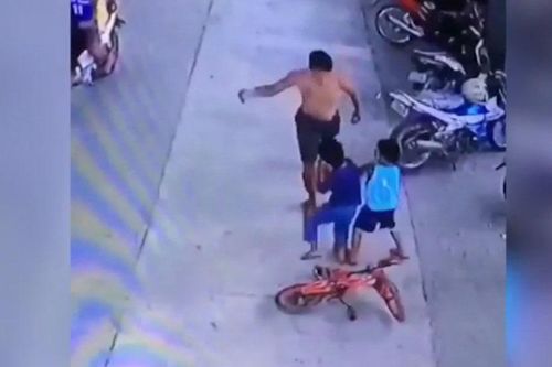 Ông bố 'nổi nhất' mạng xã hội vì hành động bênh con