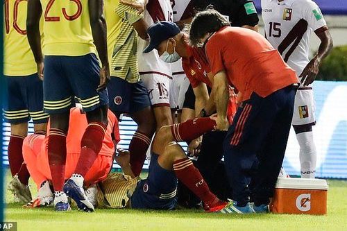 Tuyển thủ Colombia dính chấn thương kinh hoàng vì vào bóng lỗi
