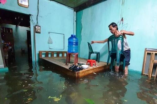 Người dân ở Quảng Nam khổ sở nhìn nước sắp nhấn chìm giường ngủ