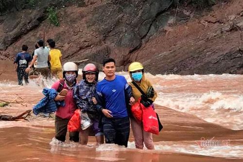 Giáo viên mầm non ở Quảng Bình mạo hiểm vượt lũ vì hết lương thực