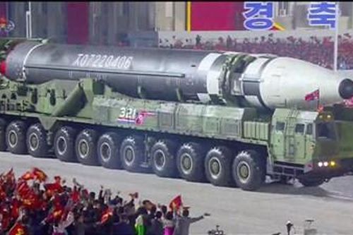 Triều Tiên khoe tên lửa ICBM 'khủng' chưa từng thấy