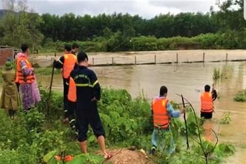 Lực lượng chức năng đội mưa tìm kiếm người dân bị nước lũ cuốn trôi